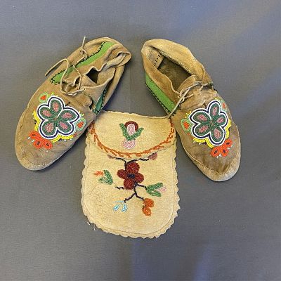 2 Woodland floral beaded items. - Moccasins and bag Mocs: 10" long, Bag: 8" long x 6" wide. 2 