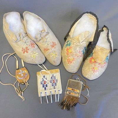 5 vintage Plains porcupine quill items- Moccasins and bags 1. Moccasins with floral designs. 