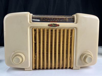 Healing Golden Voice Bakelite Radio - 1940s Model 552E, shortwave, broadcast, cream color.