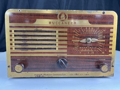 Hudson American Co. Buccaneer shortwave and broadcast radio, metal cabinet, printed faceplate,