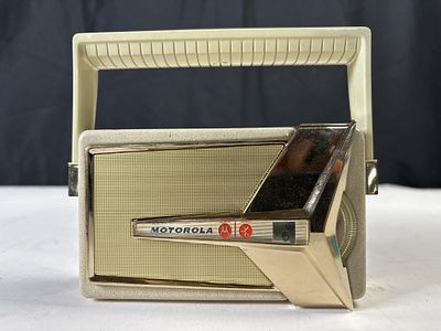 Vintage Motorola Power-10 7 Transistor radio, good condition, powers on!