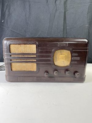 Vintage Fada Model 246-W tube radio from 1937 AM and shortwave band radio, brown bakelite 