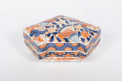 Japanese Meiji Imari porcelain lidded shaped box. 3 3/4"H x 8 1/2"W x 6 1/2"D