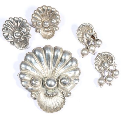 Guglielmo Cini 3pc sterling silver group with shell brooch and two pairs of matching earrings 