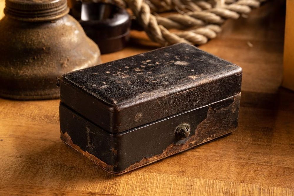 Lot 222: Vintage Gillette Razor Traveler's Case