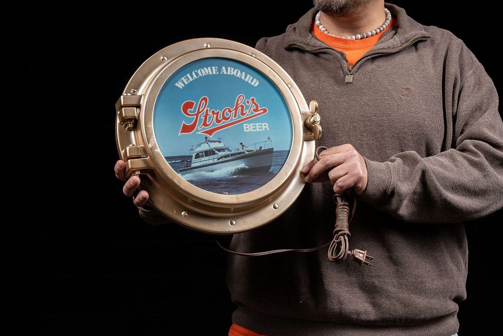 Lot 174: Welcome Aboard Strohs Beer Lighted Sign 2