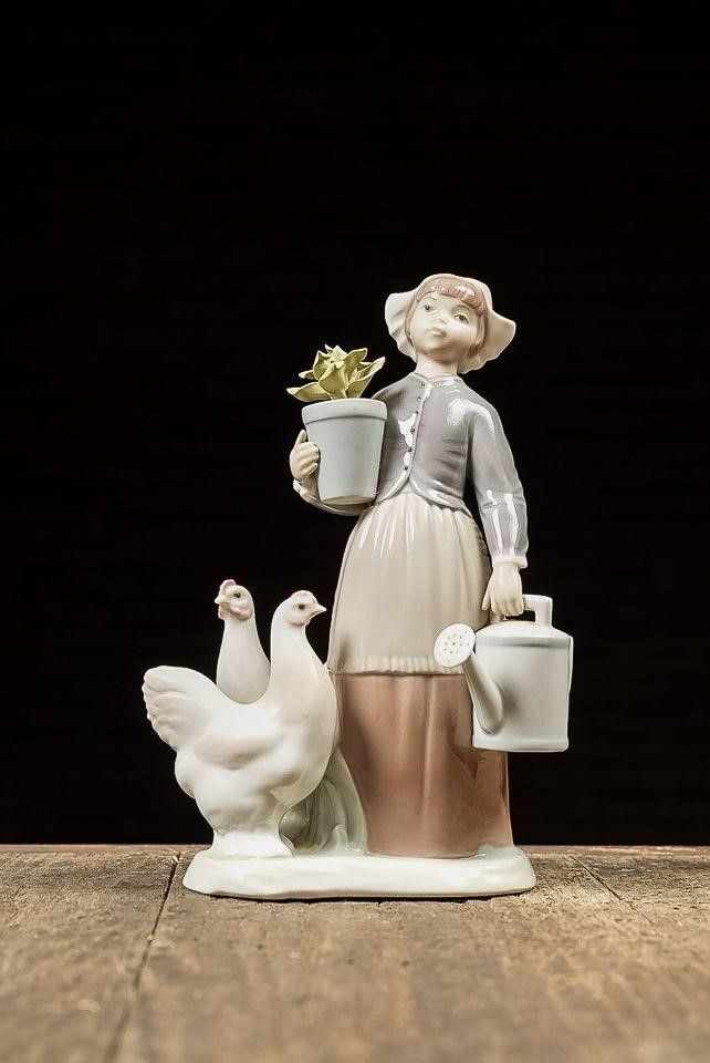 Lot 237: Girl with Hens | Llladro #1103 Statuette