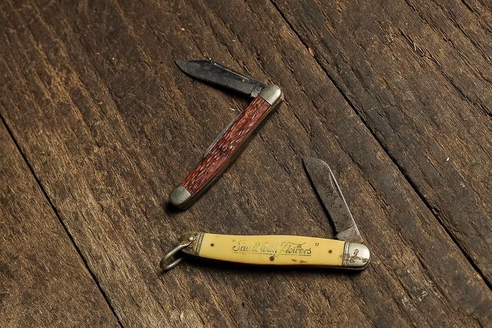 Lot 260: Two Vintage Pocket Knives