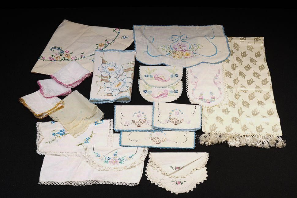 Lot 370: Lot of 19 Vintage Embroidered Household Linens