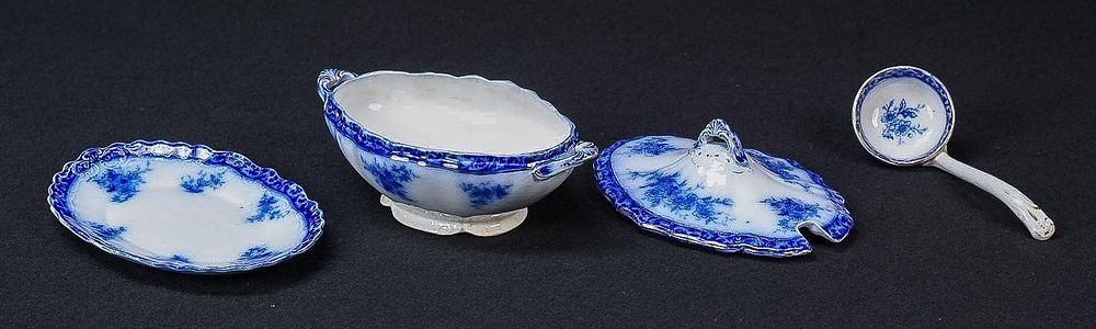 Lot 390: Flow Blue Alcock Sauce Tureen 4-Piece Set
