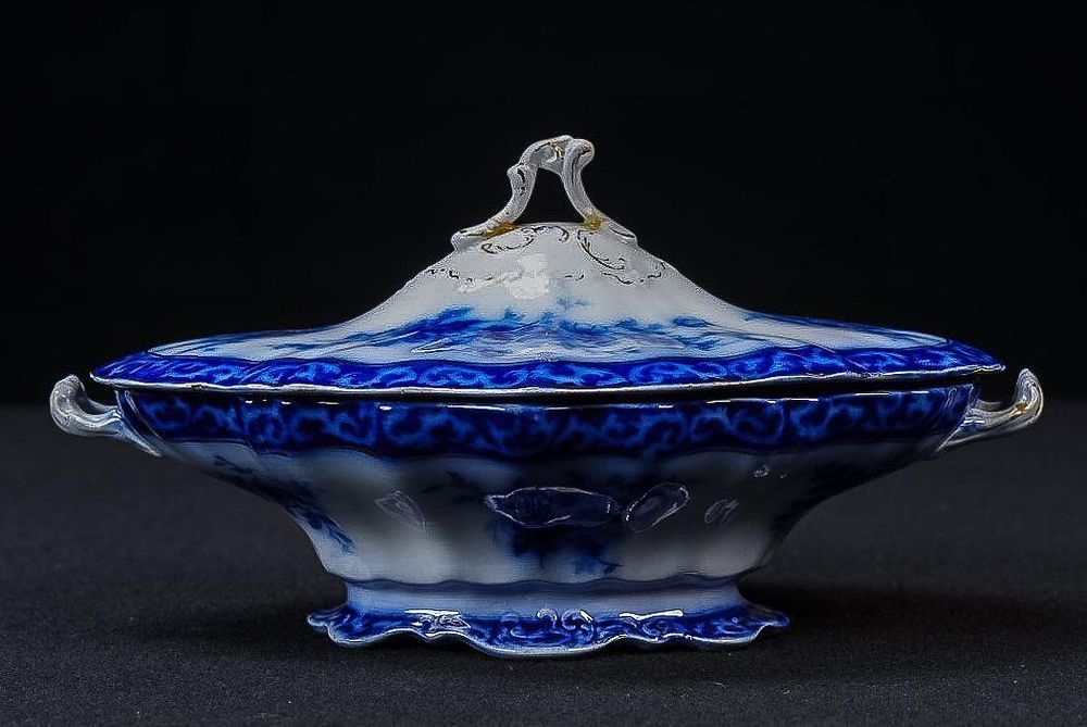 Lot 405: Alcock Flow Blue "Touraine" Covered Vegetable Dish