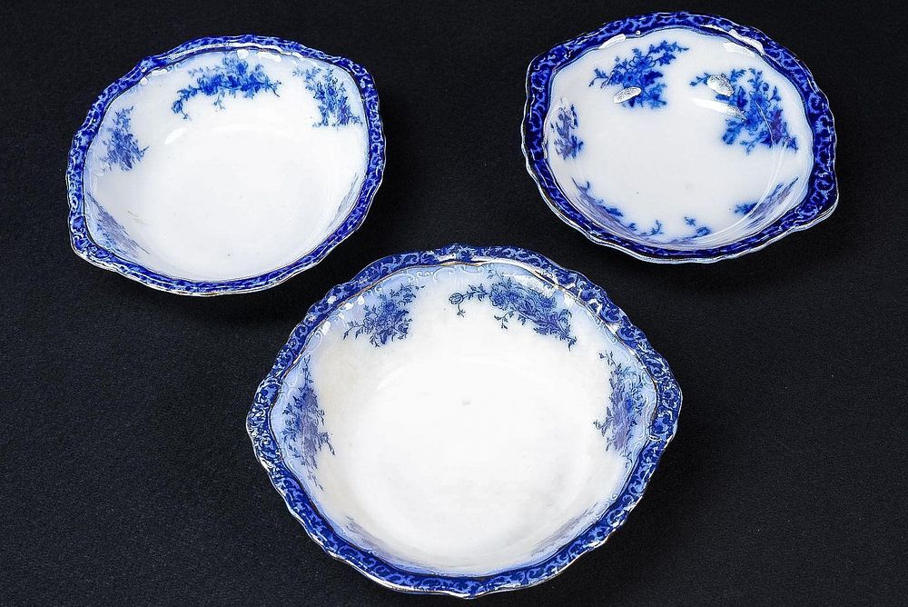 Lot 429: Trio of Nested Alcock Flow Blue Serving Bowls