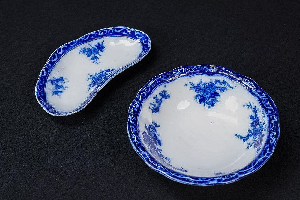 Lot 441: Unmarked Flow Blue Bone Dish and Cereal Bowl