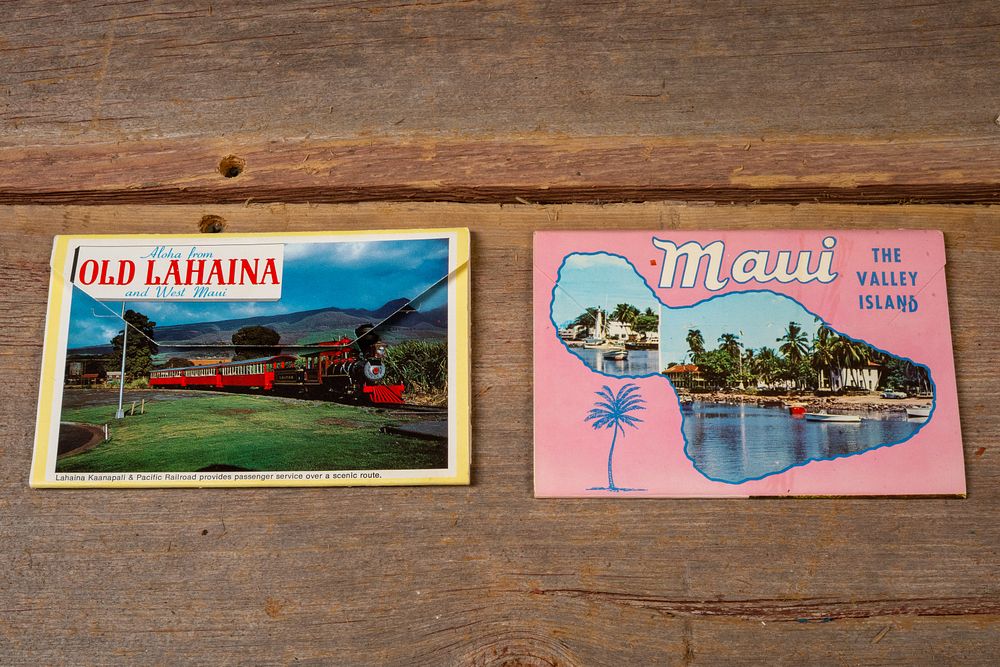 Lot 184: Maui Folding Postcard Booklets