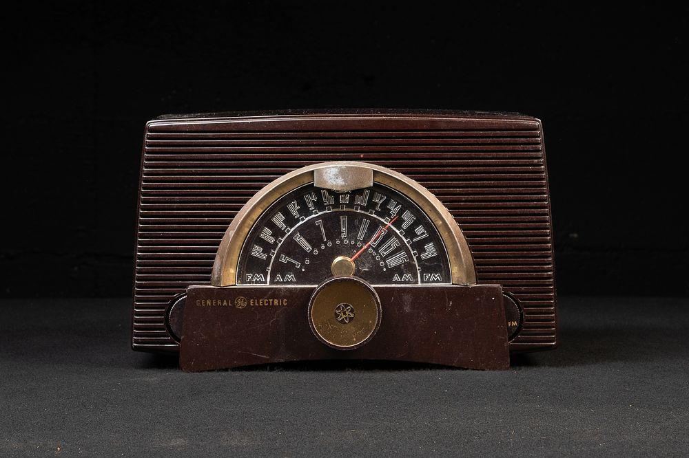 Lot 261: General Electric Model 408 AM/FM Bakelite Radio