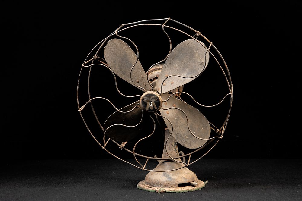 Lot 271: Westinghouse No. 321347 Four-Blade Desk Fan