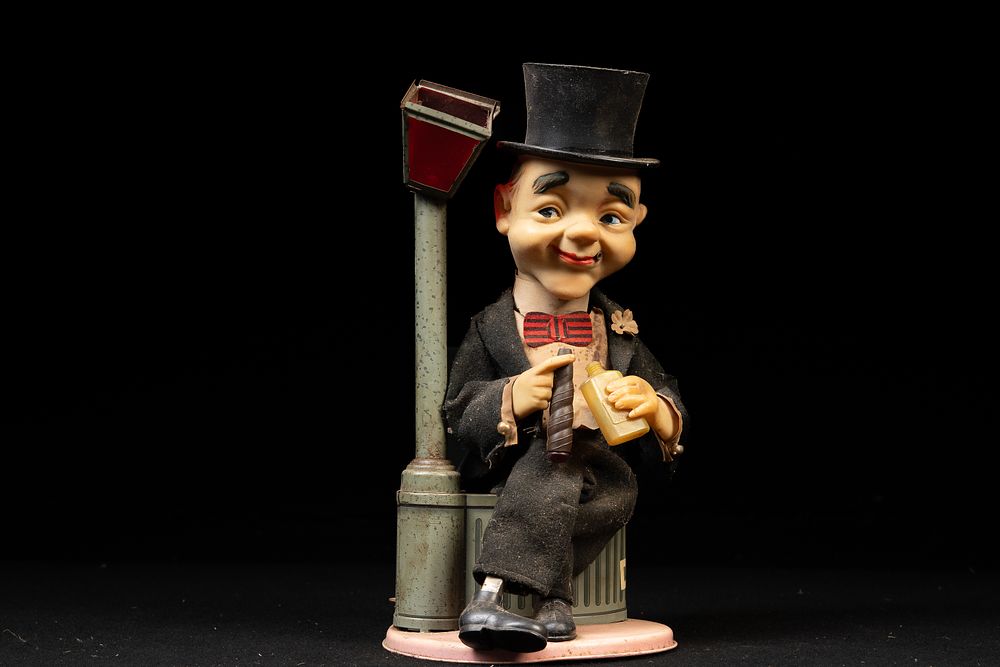 Lot 278: Vintage Battery-Powered Novelty Tramp Lamp