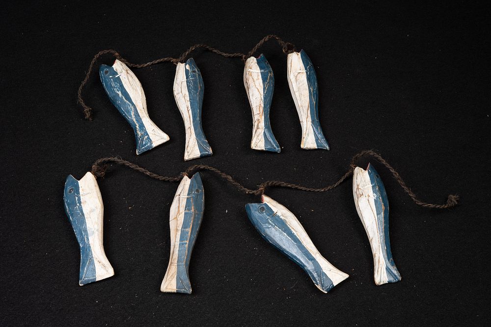Lot 287: Hand-Carved Nautical Wooden Fish Garland