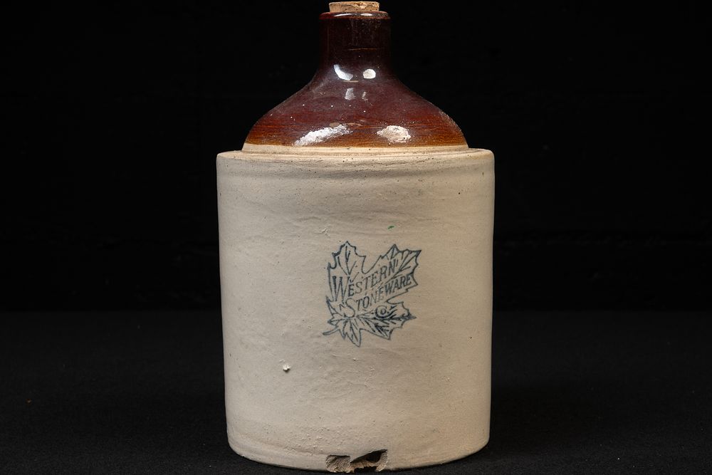 Lot 299: Western Stoneware Two-Tone Salt Glaze Jug