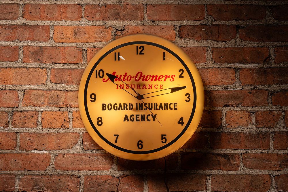 Lot 327: Auto Owners Insurance Lighted Pam Clock