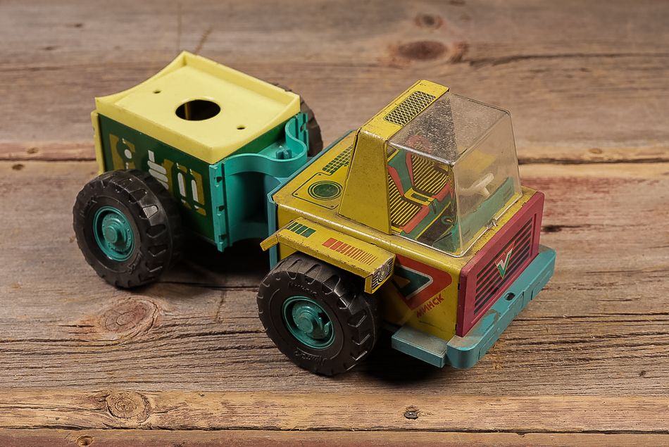 Lot 388: Soviet Tin Litho Toy Dump Truck