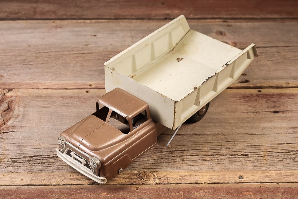 Lot 422: Pressed Steel Dump Truck Toy