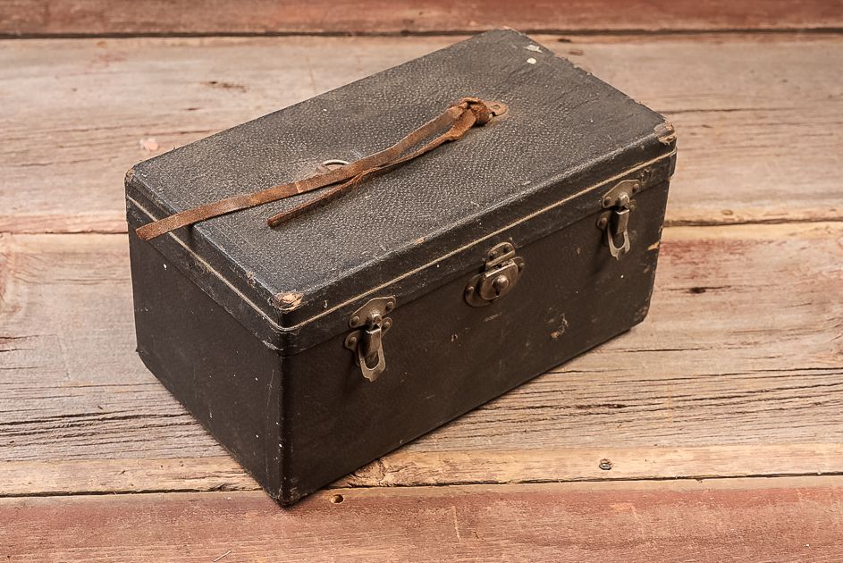 Lot 436: Sample Auto Trunk Case by A.E. Nelson Mfg. Co.