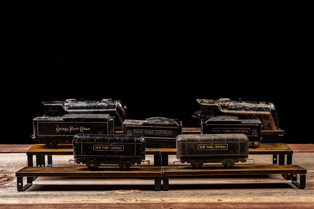 Lot 460: Vintage Tinplate O-Gauge Style Toy Train Cars
