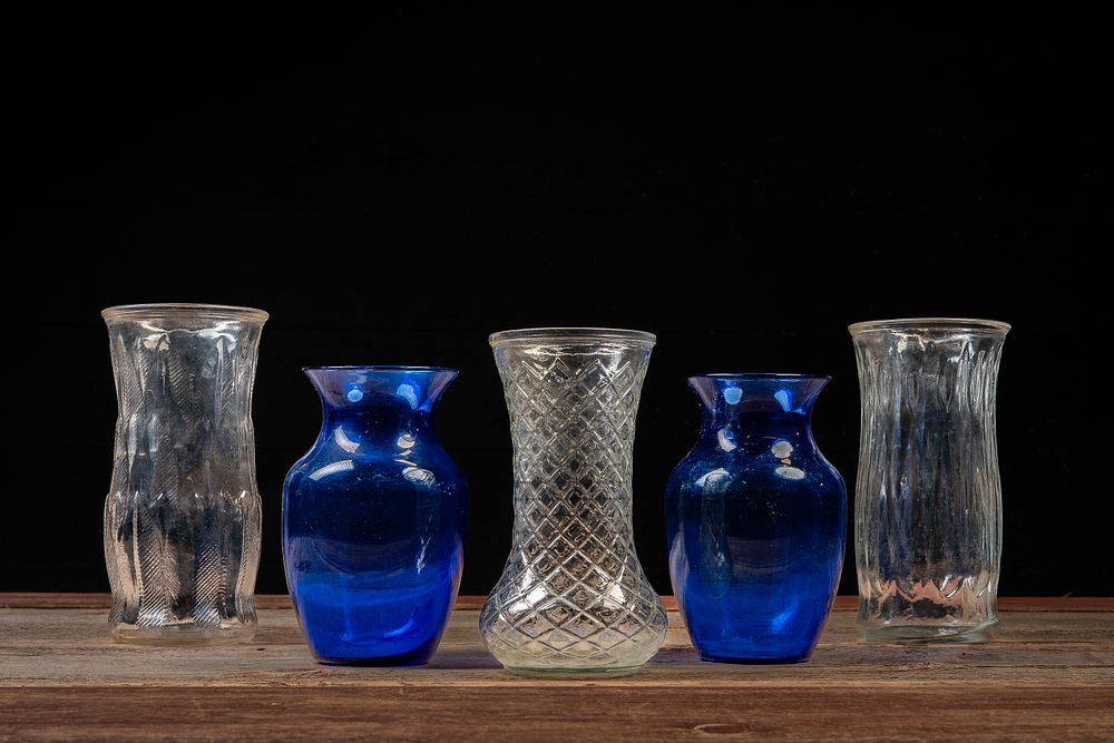Lot 467: Lot of 5 Vintage Glass Vases