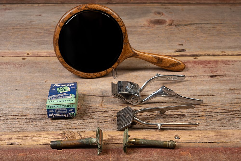 Lot 498: Vintage Vanity Grooming Lot