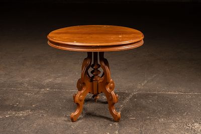 Victorian Oval Side Table. C-20270 Victorian oval parlor table. Table top features a molded edge 
