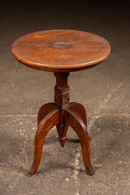 Round Late Victorian Pedestal Accent Table. C-20273 Round pedestal table featuring a circular 