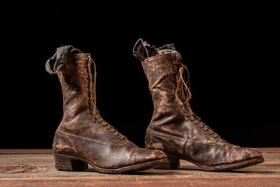 Late Victorian Tall Lace-Up Leather Boots in Brown. C-18887 Tall lace-up leather boots 