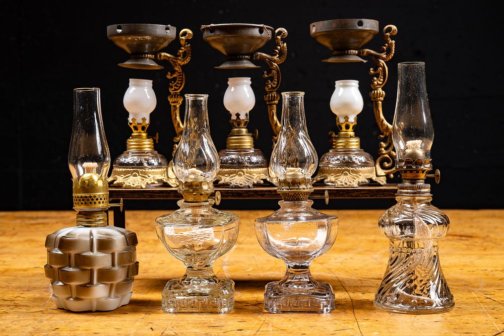 Lot 116: Lot of 4 Night Lamps, 3 Vapo-Cresolene Vaporizers
