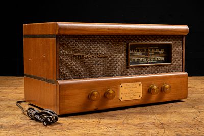 1941 Motorola Model 65T21 Table Radio. C-22008 Motorola Model 65T21 six-tube tabletop radio in a 