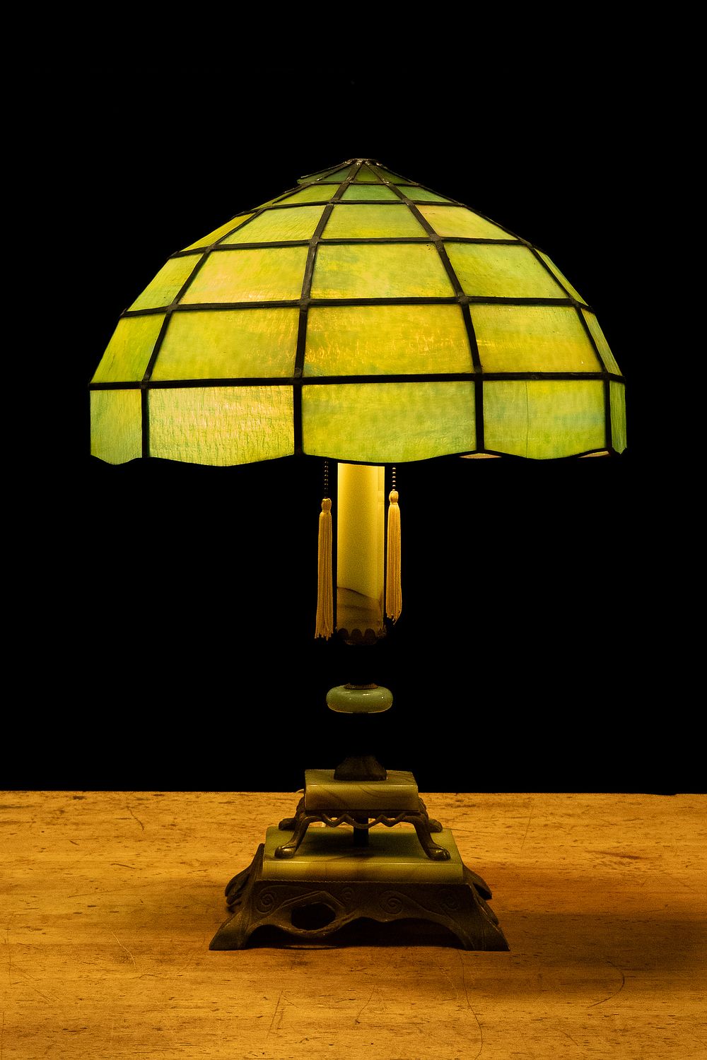 Lot 364: Tiffany Style Green Stained Glass Table Lamp