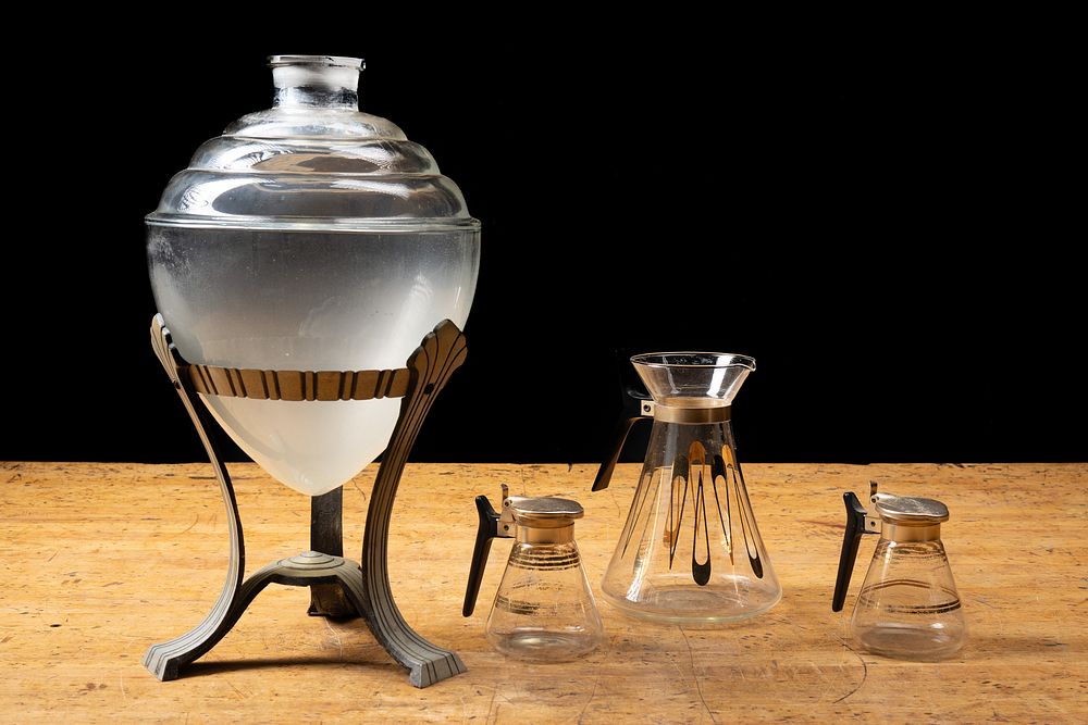 Lot 29: Art Deco Apothecary Show Globe And Carafes