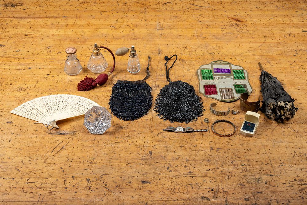 Lot 62: Collection of Ladies Accessories and Vanity Items