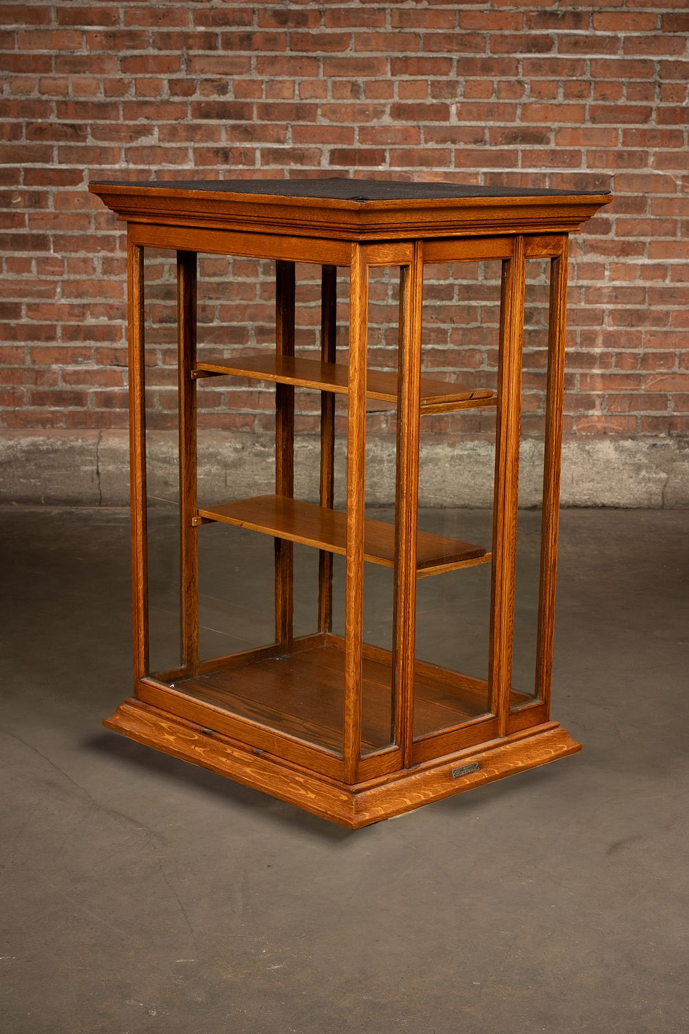 Lot 133: Exhibition Swinging Sectional Oak Showcase