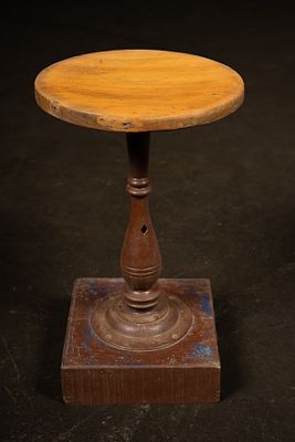 Swivel Round Wood Top Pedestal Table. C-22539 Round wood top table with a swiveling top, turned 