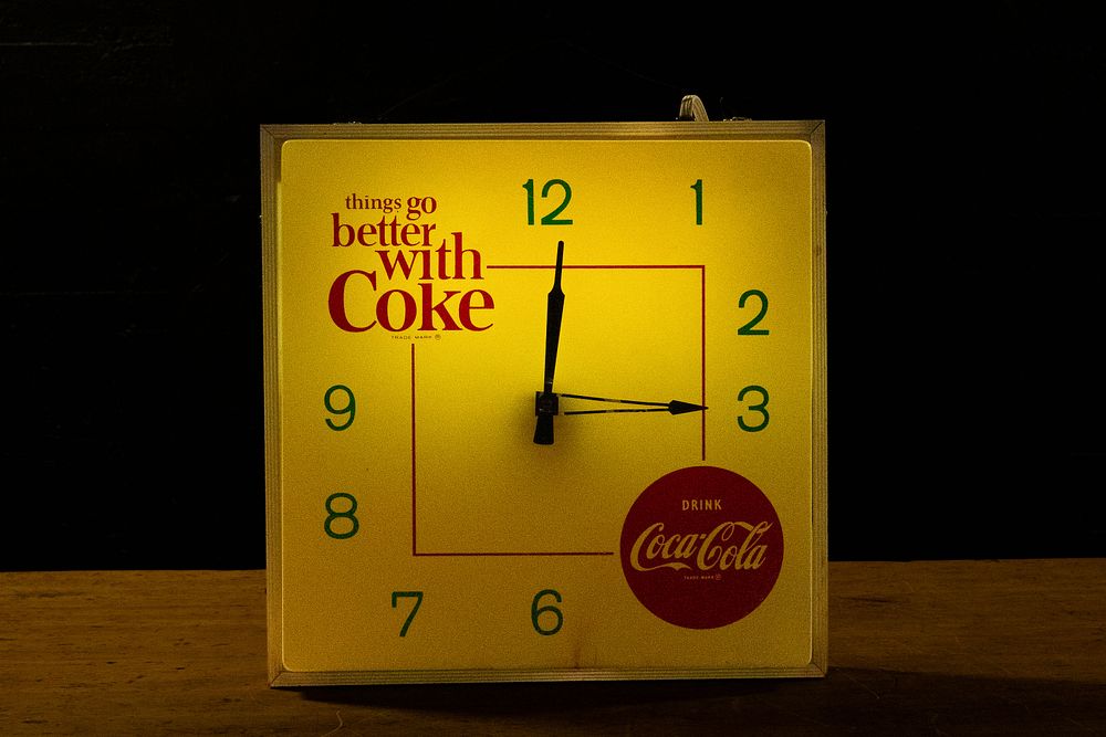 Lot 259: Coca Cola Things Go Better Lighted Clock