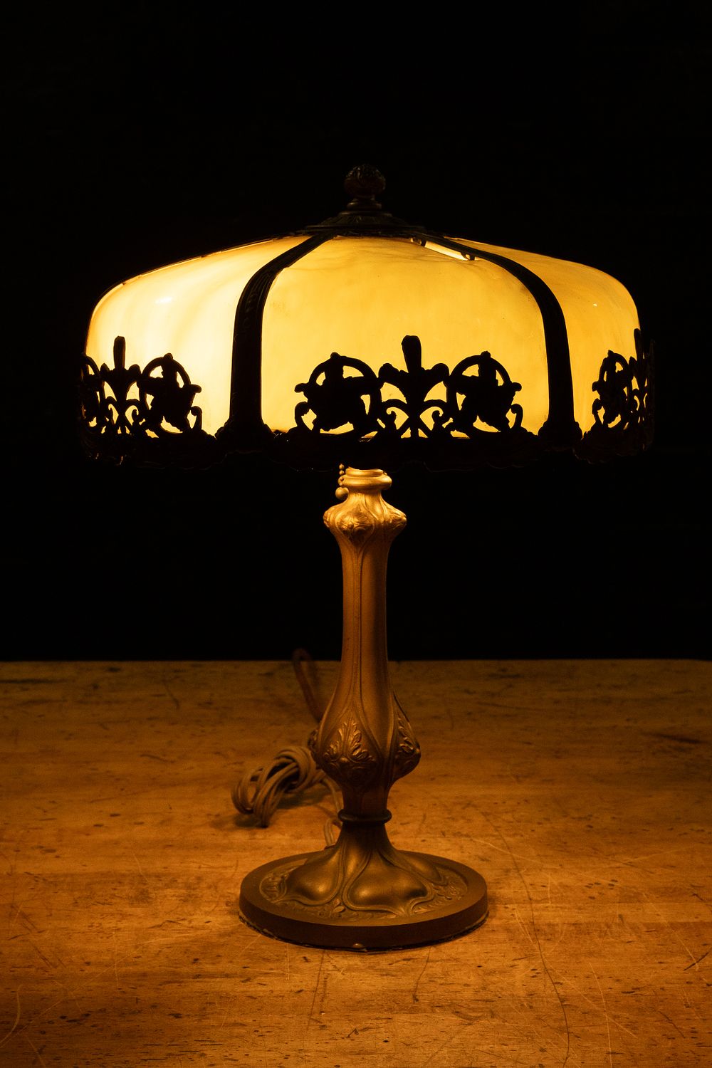 Lot 308: Floral Overlay Cream Slag Glass Table Lamp