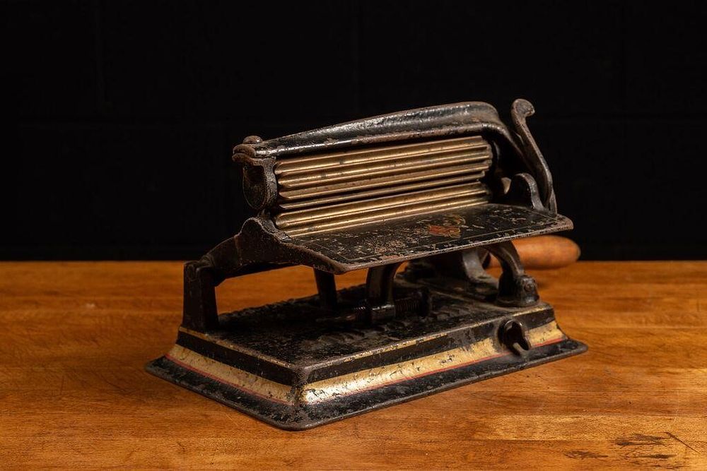 Lot 362: Antique Fluting Iron