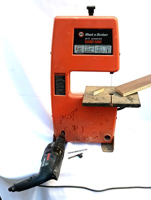 משור סרט Black &amp; Decker וינטג' אבל נבדק ועובד. מופעל ע"י מקור חיצוני (מקדחה) כ- 70 ס"מ 