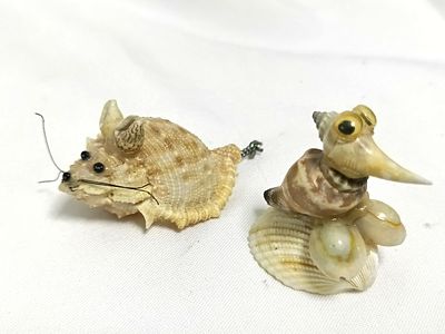 זוג פריטים חמודים עדויים מקונכיות ים מידות כ- 5 ס"מ