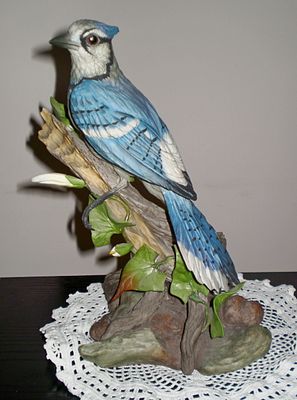 פיגורה פורצלן בוהמי של Edward Marshall דגם #40218 ציפור Blue Jay ממוספר #44 שבר בפרח אחד ופרח 