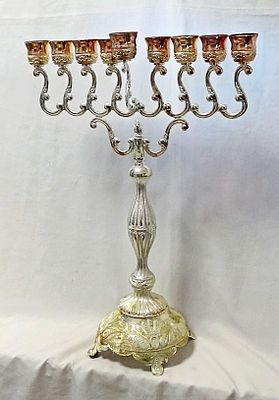 חנוכייה ענקית 70 ס"מ גובה רוחב 50 ס"מ מתכת שנראה ששומשה חג אחד, קצת רוקד, צריך 