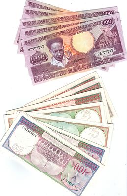 SURINAME LOOT של 37 הערות. 
לוט שטר עולמי 1982 סורינאם 10 Gulden P#126 CU משלוח חינם בארה"ב. (x 