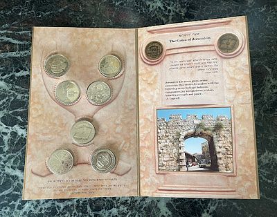 סדרת מטבעות חנוכה תשנ"ו 1995 - צה"ל, צבא העם. (סמל מנורה) 
סדרה מיוחדת זו כוללת 5 מטבעות עוברים 