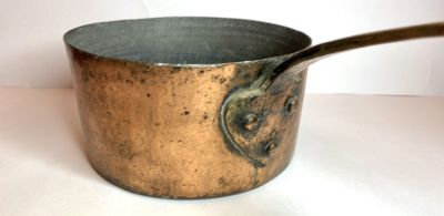 סיר ישן עשוי נחושת אדומה עם ידית מלאה באופי הסיר יכול לשמש כפריט עיצוב
מידות: קוטר 18, אורך 